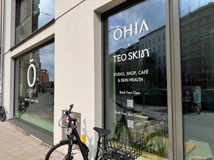 Eingang von TEO SKIN in der Torstraße 103, Berlin Mitte — Schaufenster mit der Beschriftung ŌHIA × TEO SKIN